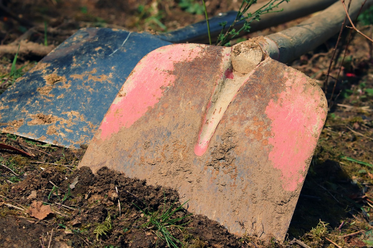 raingarden maintenance including dirt, shovels and other gardening tools, image by congerdesign from pixabay.
